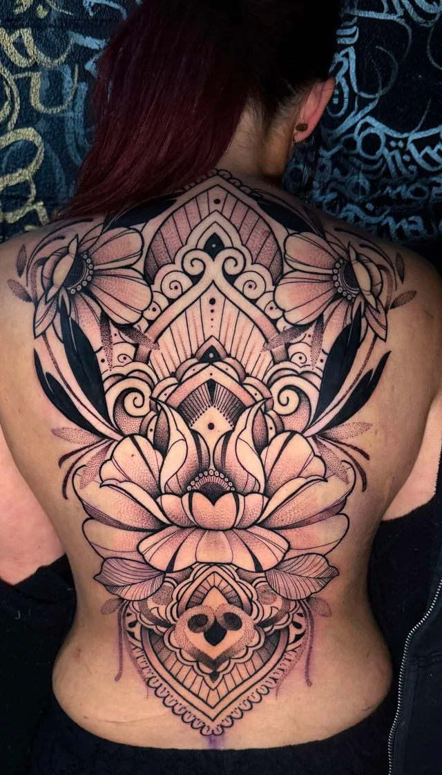 Grote lotus en mandala rugtattoo door Gerardo